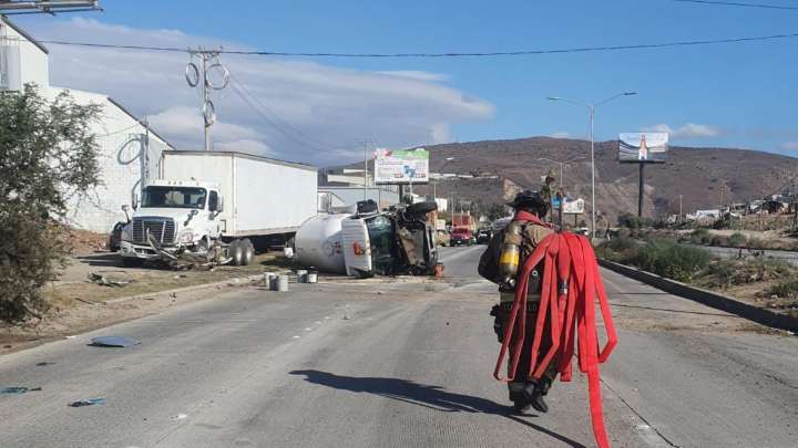 Pipa de Gas Vuelca en Vía Rápida Oriente de Tijuana; Hay Más de 5 Vehículos Afectados