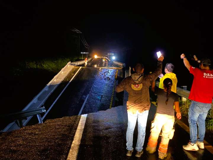Lluvias colapsan puentes en Chiapas; Sheinbaum ofrece reconstrucción