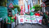 Unas 8.000 personas desafían a la lluvia y salen a la calle en contra de la "cláusula Silva"