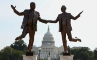 Una escultura de Trump y Epstein tomados de la mano aparece en Washington