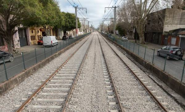 El Tren Roca llega a La Plata y normaliza el servicio de cabecera a cabecera