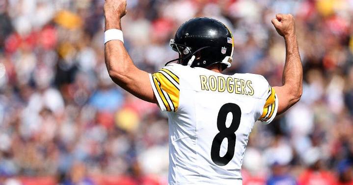 Aaron Rodgers passes Brett Favre for fourth-most passing touchdowns in NFL history