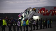 Tribunal federal de apelaciones dice que Trump invocó indebidamente la Ley de Enemigos Extranjeros para deportaciones