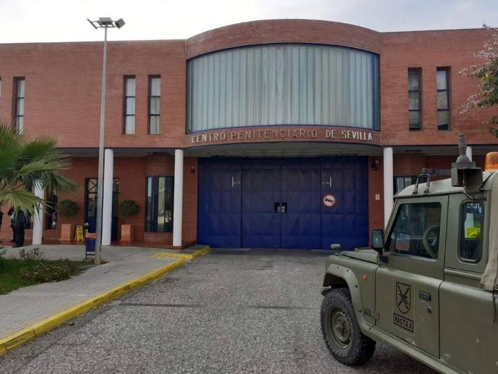 Un funcionario de Sevilla II sufre la fractura de dos costillas tras ser agredido por un interno