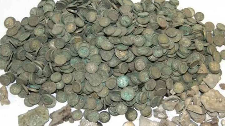 Un grupo de amigos en Polonia hallan gracias a detectores de metales un tesoro medieval y un collar de oro de 1.800 años