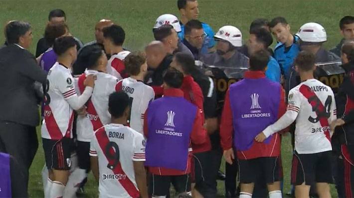 "Hijo de...": El descontrol de los jugadores de River contra el árbitro... Tuvo que intervenir la policía El equipo brasileño pasó a semis.