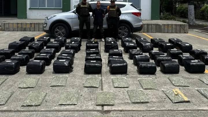 Así cayó más de media tonelada de drogas en vías del Valle del Cauca: Policía capturó a dos personas; una era una mujer con 13,5 kilos en la maleta