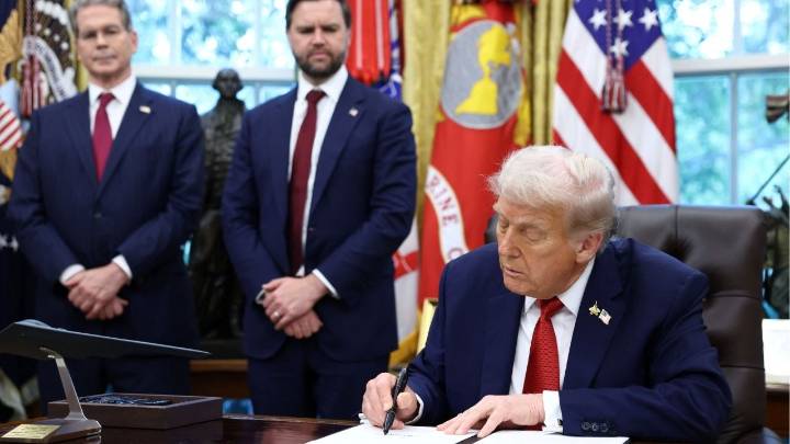 Trump Signs Order Declaring TikTok Sale Plan Meets US Requirements