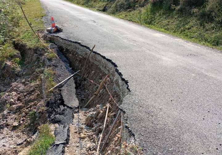 Corte de la carretera entre Villasuso de Cieza y Brenes