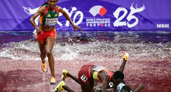 Rivales caen al suelo en Mundial de Atletismo y obtiene preciada medalla