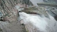 Impactantes imágenes, en fotos y videos, del río Mendoza por las maniobras en el dique Potrerillos