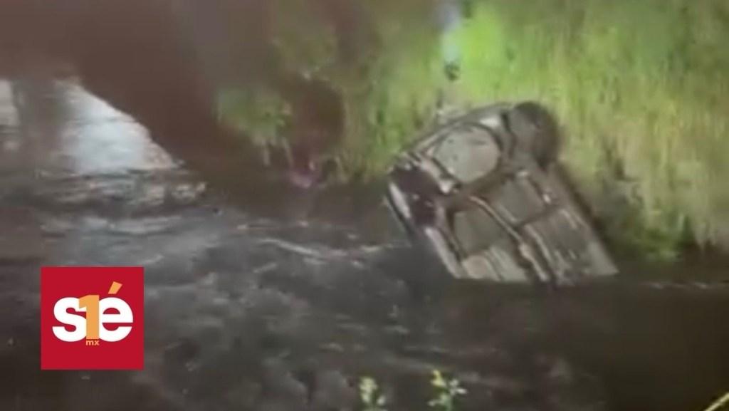 Auto cae al río detrás del Parque 2000 en Toluca; pasajeros resultan ilesos