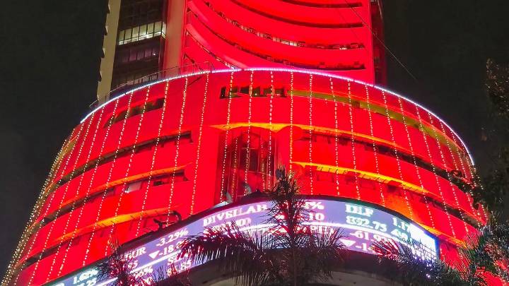 Stock markets decline in early trade dragged by IT firms on U.S. H