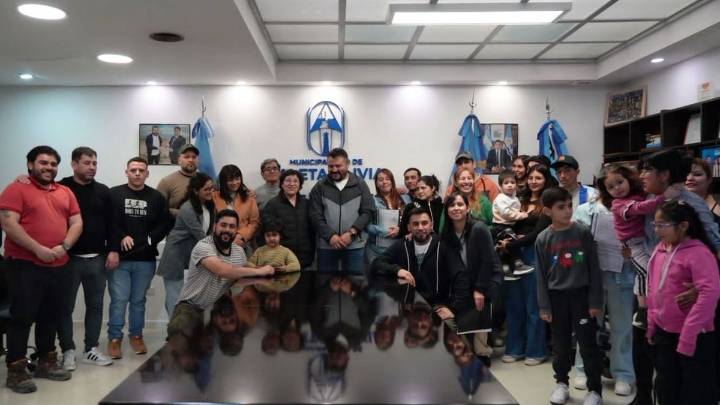 Entrega de lotes y títulos de propiedad