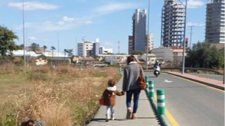 Vecinos de Joven Futura protestan por la falta de aceras y accesos regulados a su barrio