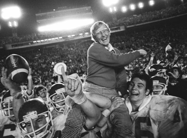 Lou Holtz to attend Razorbacks' game against Notre Dame on Saturday