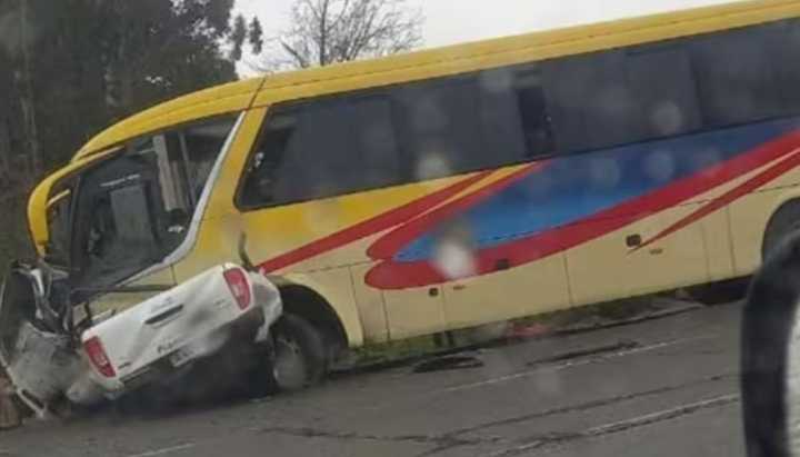 Dos personas fallecidas y más de 20 heridos tras fatal choque entre bus y camioneta en Ancud