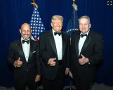 Contratos públicos, “invitados especiales del Presidente” y eventos privados que unen al Gobierno y al trumpismo