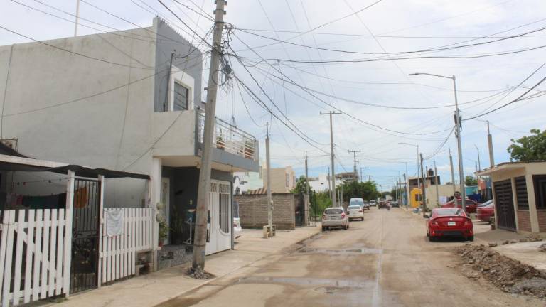 Poste suspendido representa peligro latente, denuncian vecinos en Rosario