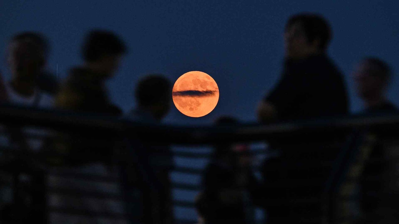 Amantes del espacio en distintas partes del mundo disfrutan del eclipse lunar o Luna de Sangre