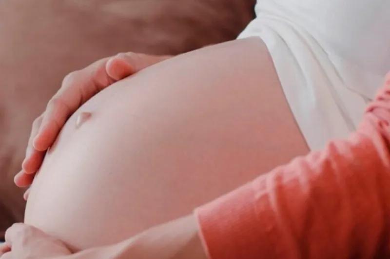 Buscan una familia para un bebé que fue abandonado tras nacer por subrogación de vientre