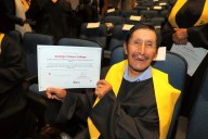 Usuario de Pensión 65 con mal de Parkinson se gradúa en programa de alfabetización digital