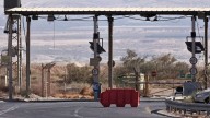 Palestinos temen más restricciones tras el cierre de Israel del único acceso de la Ribera Occidental al mundo exterior