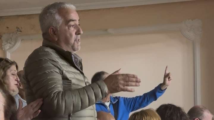 El PP de Cedeira y vecinos del casco viejo vuelven a reclamar soluciones por el mal estado de las baldosas