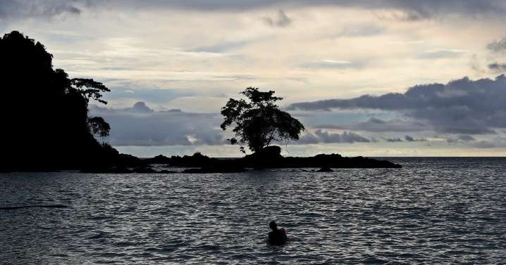 Dos turistas y un guía murieron ahogados en una playa turística colombiana: los arrastró una ola