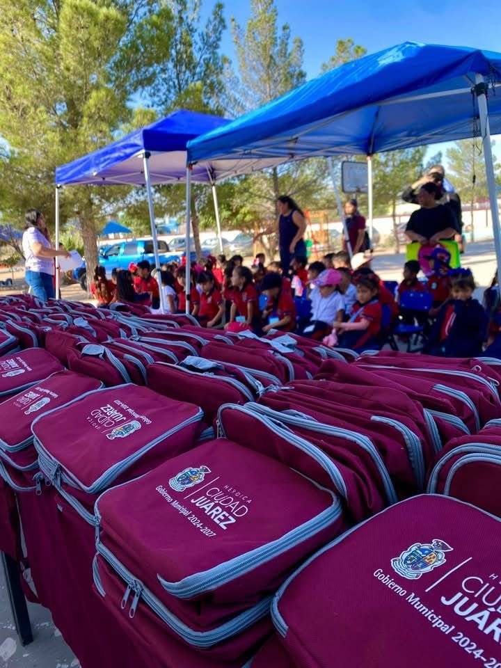 Entrega Secretaría del Ayuntamiento loncheras a infantes de preescolar