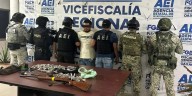 Detienen a un hombre y aseguran armas y droga