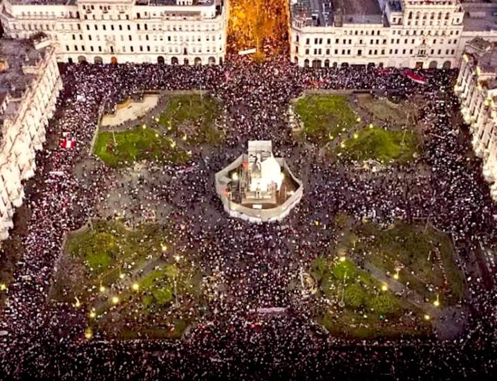 Jóvenes protestan en Lima contra ‘dictadura’ Dina Boluarte, Policía reprime con disparos al cuerpo