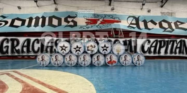 Video: la bandera especial para Messi y el cotillón que preparó la barra de River para el partido de la Selección