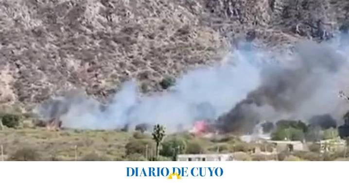Gran incendio en Valle Fértil: dos abuelos debieron ser evacuados por la densidad del humo