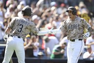 Deadspin | Padres finish off sweep of D-backs to maintain momentum ahead of wild-card series