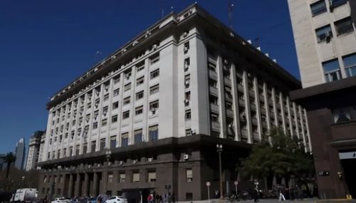 El Gobierno amplía emisión de títulos ajustados al dólar y le canjea Letras del Tesoro al BCRA