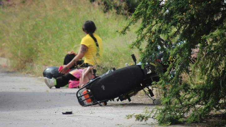 Pareja de motociclistas sufre accidente en la carretera 45 sur; uno de ellos perdió la vida