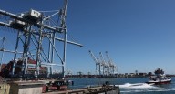 Puerto de Long Beach en EE.UU., suspende operaciones tras caída de 60 contenedores al agua, tal como sucedió en el puerto de El Callao