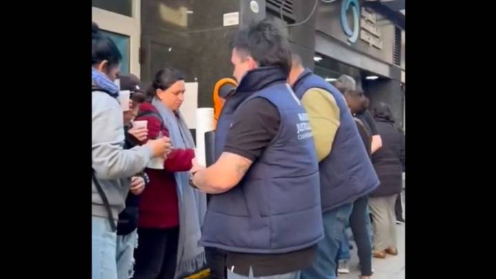Mientras el gobierno recorta, el PJ porteño acompaña a quienes reclaman en la ANDIS