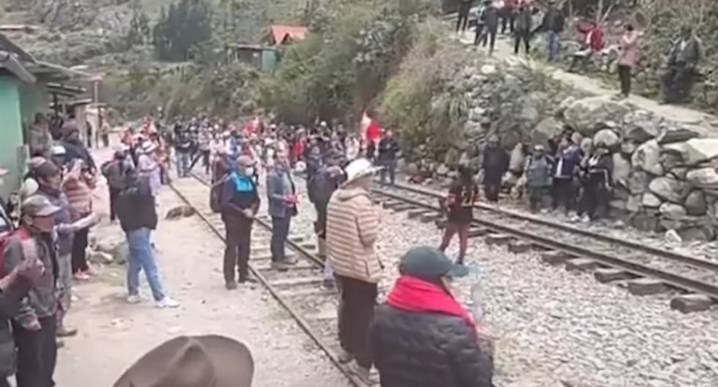 Policía se enfrenta a manifestantes en traslado de turistas varados en Machu Picchu Policía y manifestantes se enfrentaron en sector Qoriwayrachina, dejando como saldo 16 personas heridas.