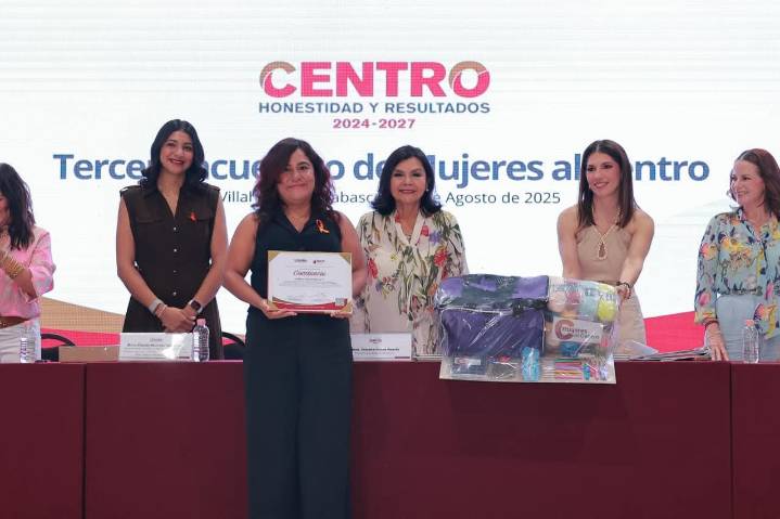 Egresan más de mil mujeres del programa “Mujeres al Centro 2025”