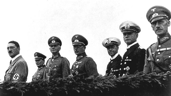Hitler presenta las leyes del horror