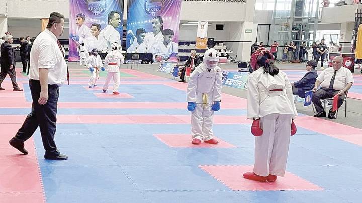 Karatecas de APDAO de Nuevo Laredo se cuelgan 30 medallas