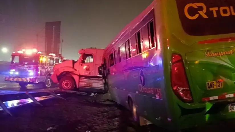 Lurin: cinco heridos tras choque entre camión cargado de papas y bus de turismo en la Panamericana Sur