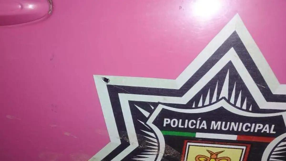 Lesionan de bala a mujer policía de Papalotla durante una persecución