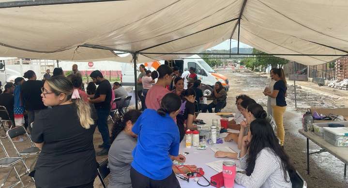Lleva Ayuntamiento más de 360 atenciones médicas a vecinos afectados por lluvias en La Caridad en Hermosillo