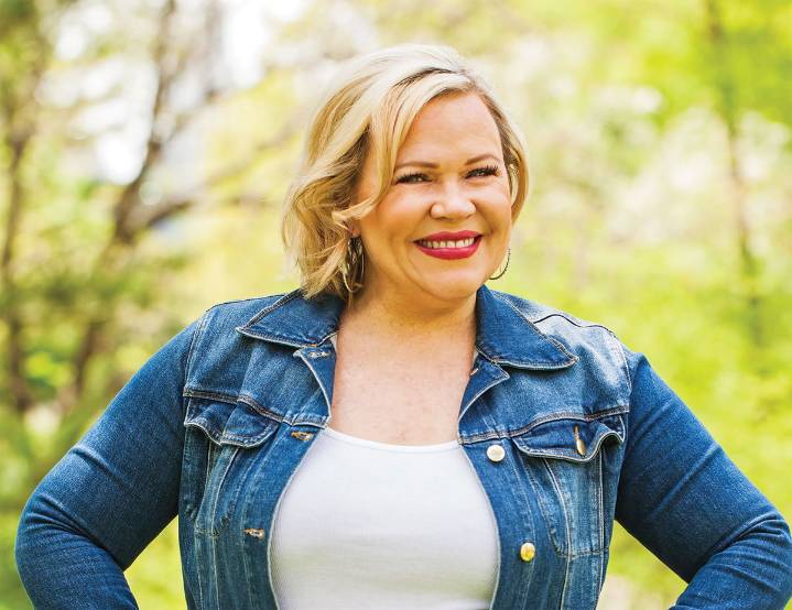 ESPN’s Holly Rowe is Teary-Eyed After Meeting 88-YO Oklahoma Legend Amid Gameday Duties ESPN's veteran reporter Holly Rowe pens a wholesome message after her encounter with an Oklahoma legend at today
