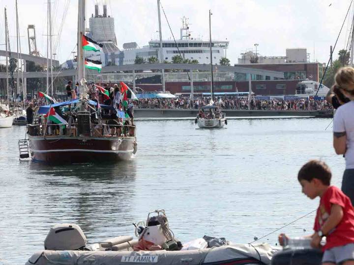 Flotilla humanitaria hacia Gaza regresa a Barcelona por mal clima, pero mantiene su misión solidaria