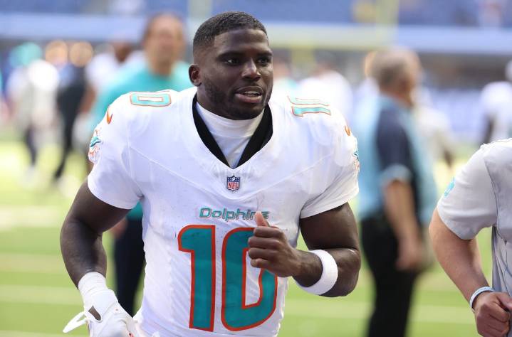 Deadspin | Report: Dolphins not thinking of trading Tyreek Hill right now