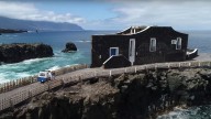En estado crítico tras ser rescatada del mar en Canarias